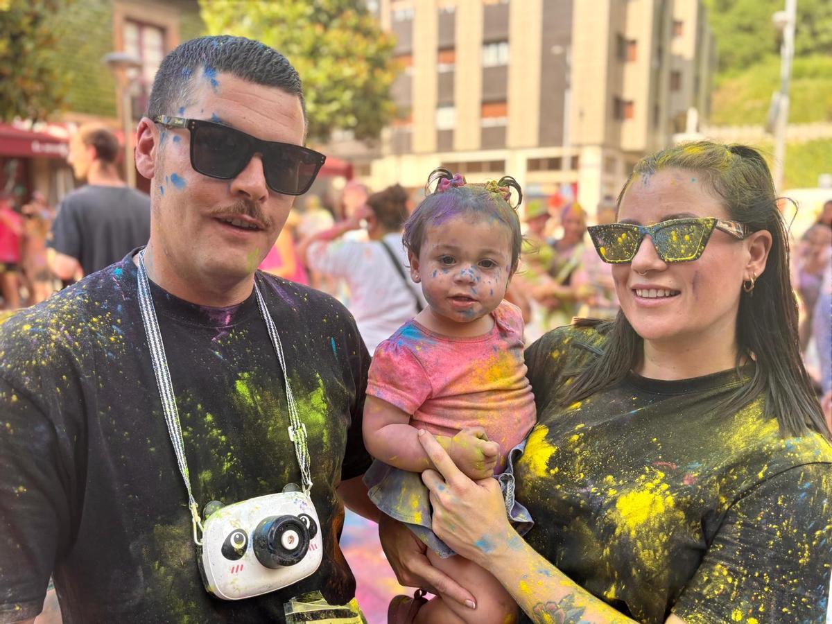 Airela Fernández Suarez en la "holy party" de Mieres con sus padres, Loreto y Luis Ángel.