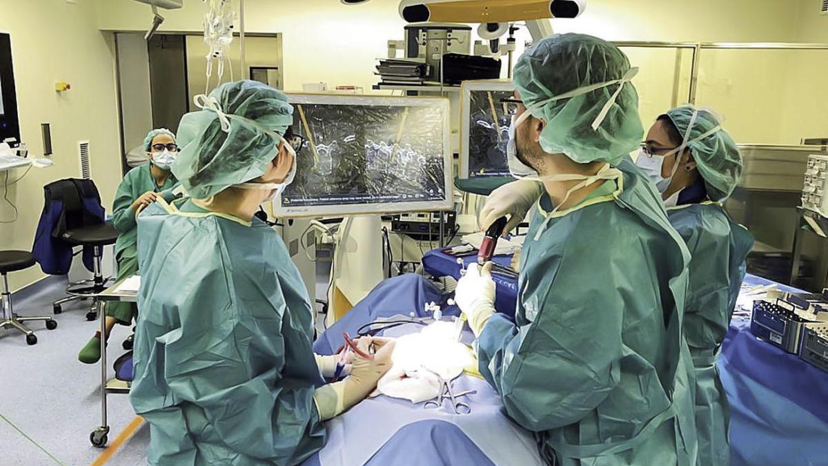 Un quirófano durante una intervención en un hospital gallego.