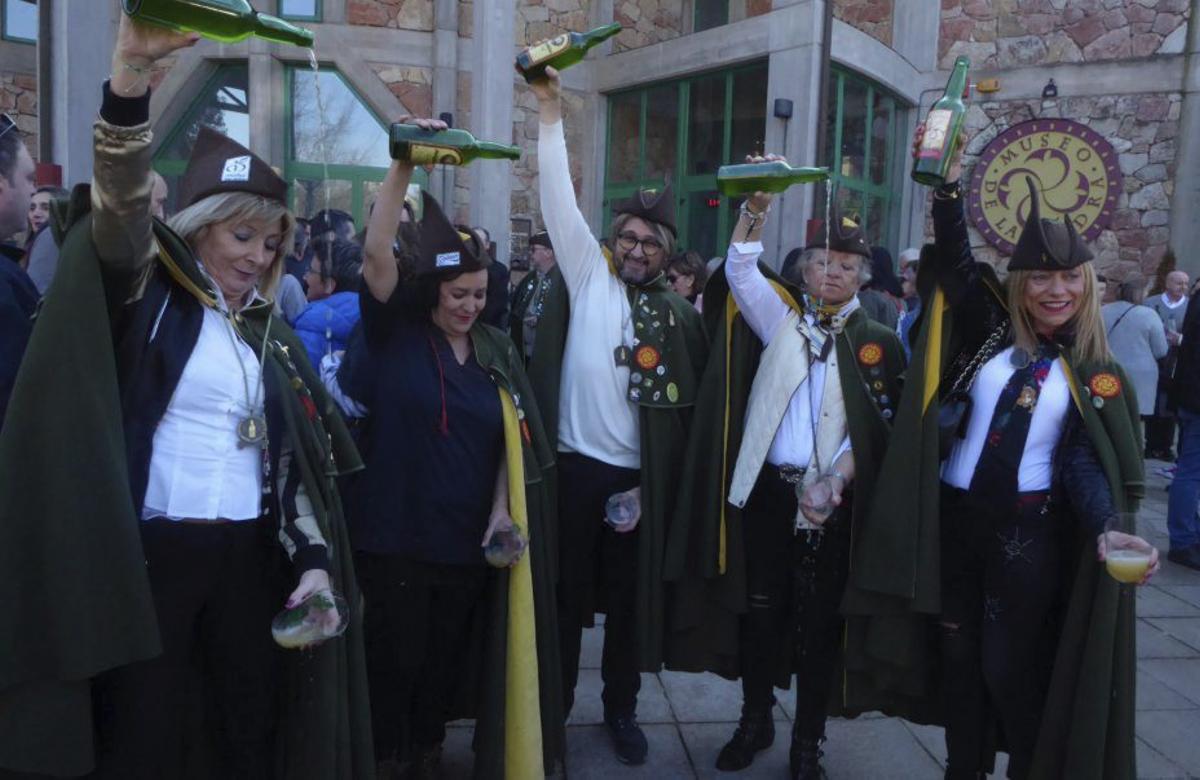 Miembros de la Cofradía de los Siceratores, escanciando, ante el museo.