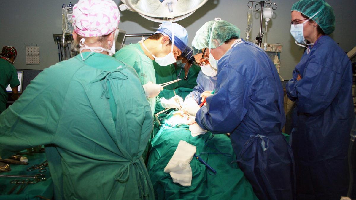 Personal sanitari treballant en quiròfan