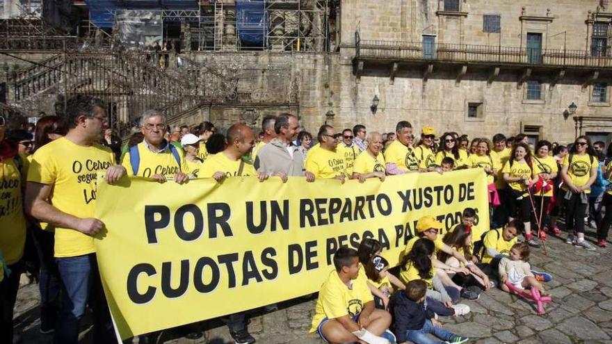 Manifestación de Acerga para demandar un nuevo reparto de cuotas pesqueras, en Santiago. // Óscar Corral