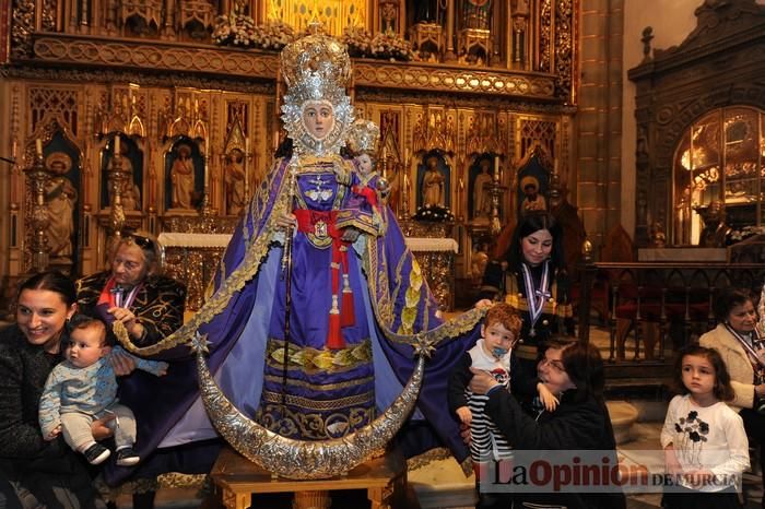 Los niños pasan por el manto de la Fuensanta