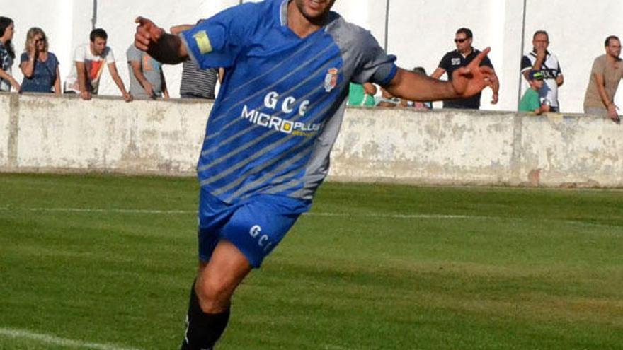 Javi Ballesteros celebra uno de sus goles ante el Ciudad Rodrigo.