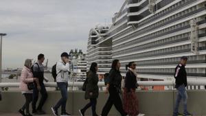 Cruceristas saliendo del muelle Adossat hace unos días, cuando coincidieron cinco barcos en el puerto de Barcelona.