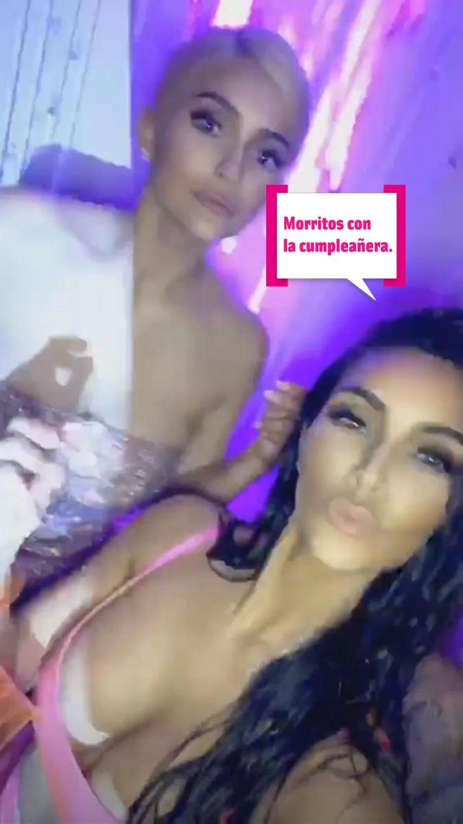 Kylie Jenner y Kim kardashian se hacen un 'selfie' en el cumpleaños
