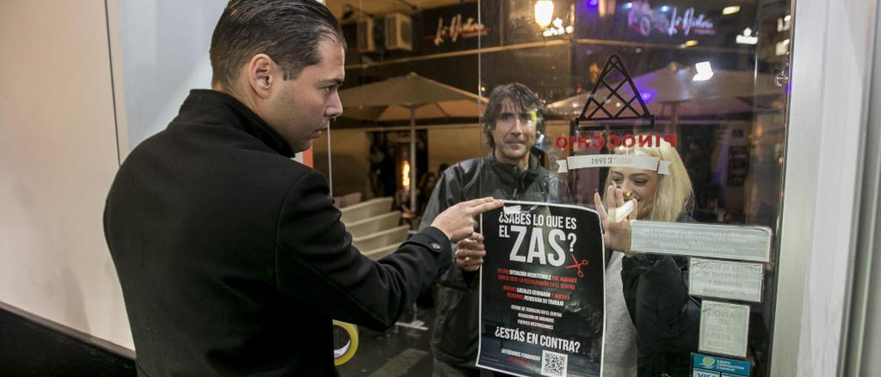 Pegada de carteles en los locales de ocio contra el cierre de terrazas y el recorte horario