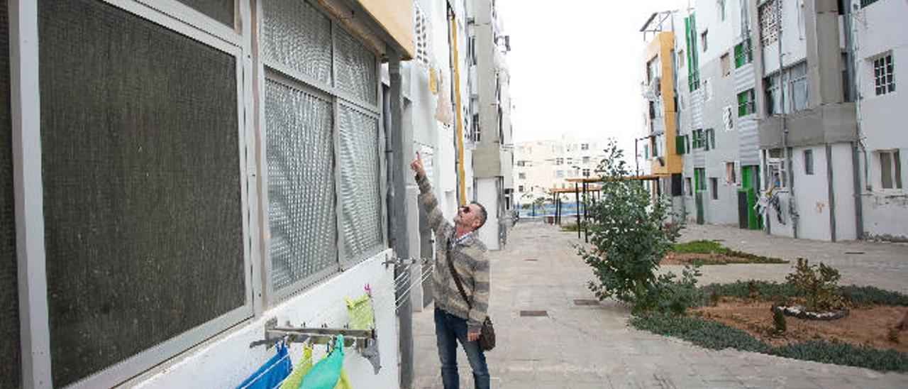 Francisco Ruiz Cerpa enseña los balcones que se caen a trozos porque no se reforzaron.