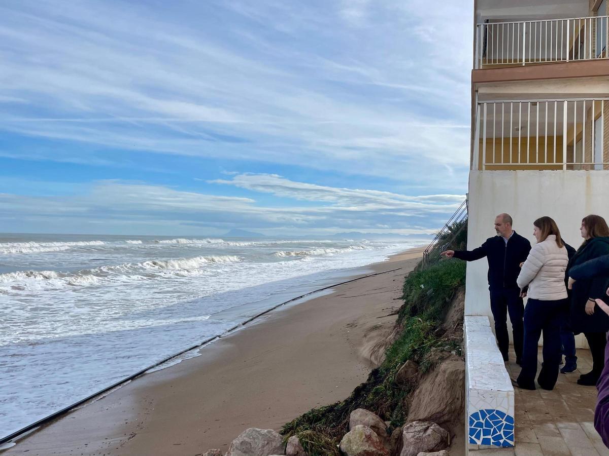 El subdelegado del Gobierno en su visita a una de las zonas afectadas por el temporal