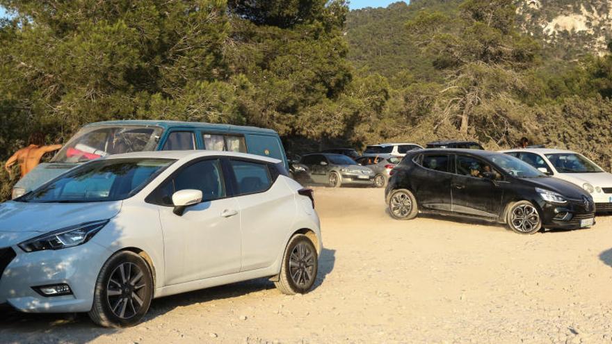 Vehículos aparcados en la zona de acceso a la torres des Savinar, en Cala d&#039;Hort