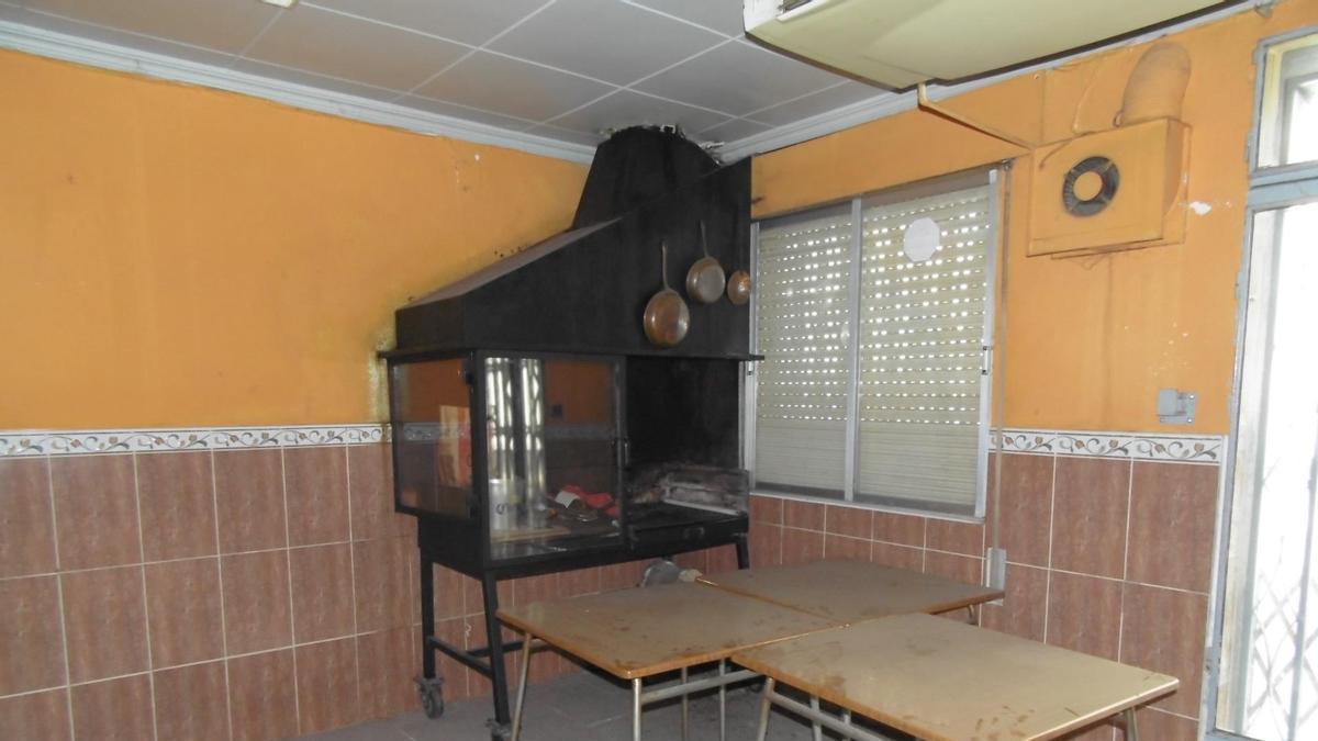 Galería de fotos: Venden una vivienda en Vila-real que combina hogar y bar por 108.000 euros