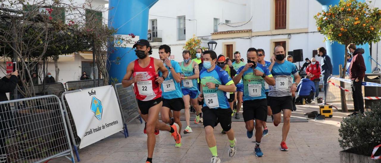 Instante de la salida del 12K en Sant Francesc, con José Antonio Planells al frente. | C.CONVALIA