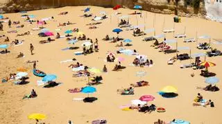 Adiós a la sombrilla: el nuevo invento que da sombra a cuatro personas llega a las playas españolas