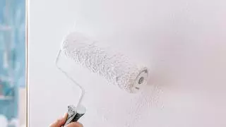 Deja las paredes blancas sin tener que pintar gracias a este truco con lejía