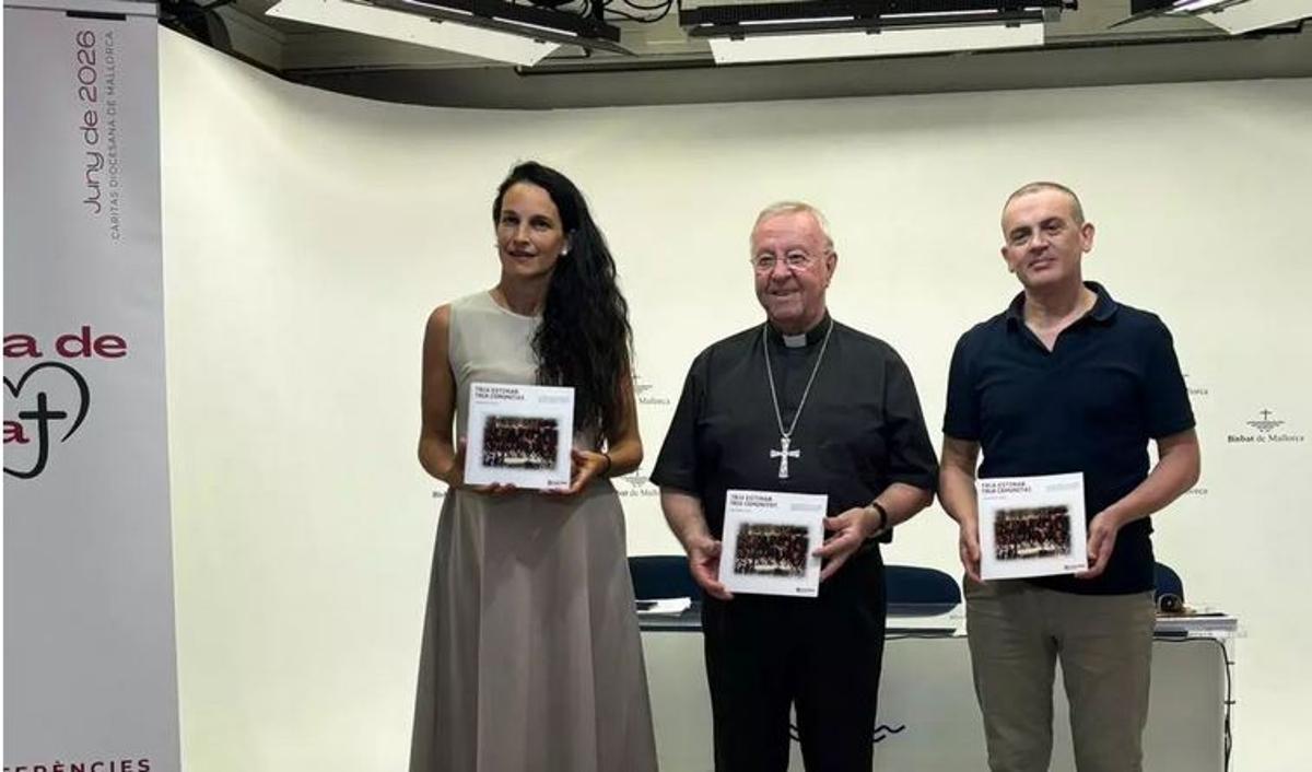 Die Caritas-Mallorca-Vorsitzende Esther Romero mit Mallorcas Bischof Sebastià Taltavull bei der Vorstellung des Jahresberichts 2025
