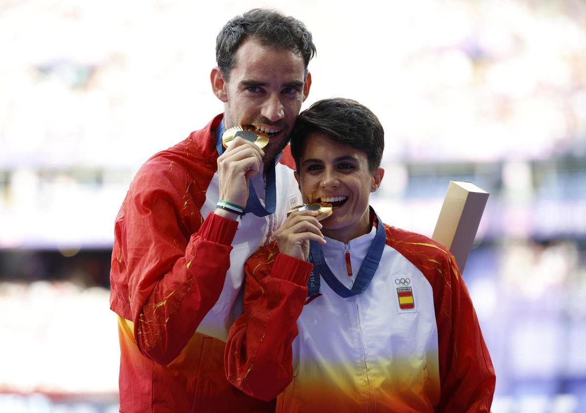 Los atletas Álvaro Martín y María Pérez ganaron en París la medalla de oro en marcha por relevos.