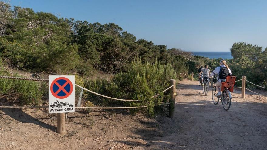 Camino de acceso a la zona de es Caló des Mort en la zona de Migjorn.