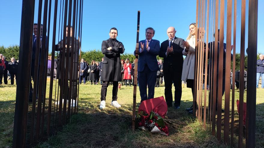 Arnao estrena la escultura que recordará para siempre a las víctimas del campo de concentración