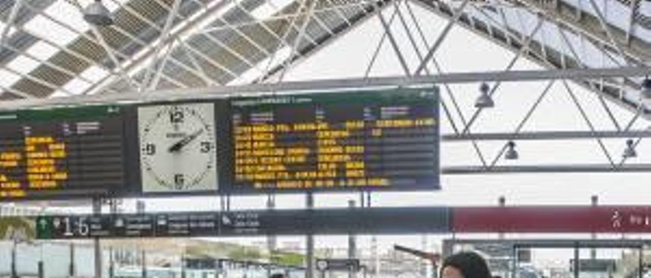 Pasajeros en el vestíbulo de la estación de Alicante tras llegar en el AVE desde Madrid.