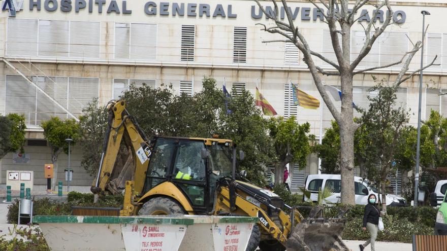 Imagen de una de las máquinas excavadoras que construyen el hospital de campaña.