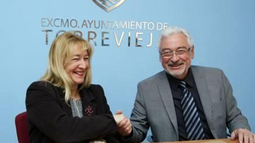 Firma del pacto de presupuestos entre Pilar Gómez y el alcalde.
