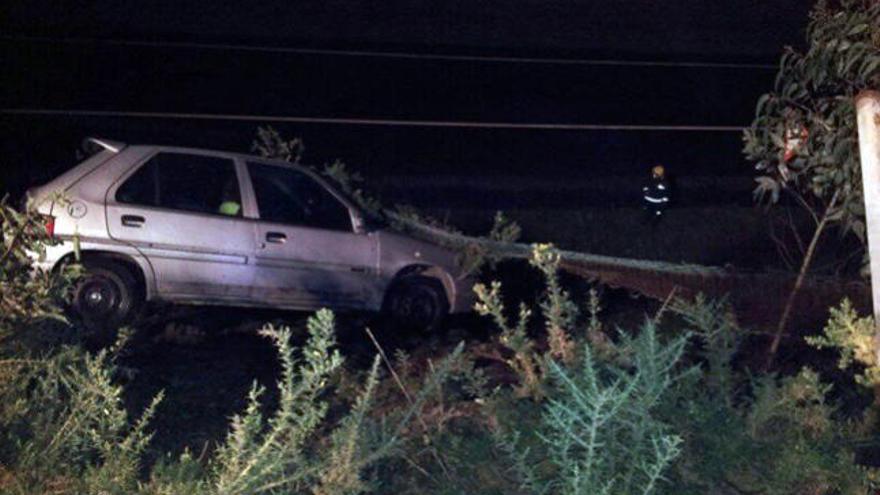 Un coche queda colgado a 8 metros de altura en Sanxenxo