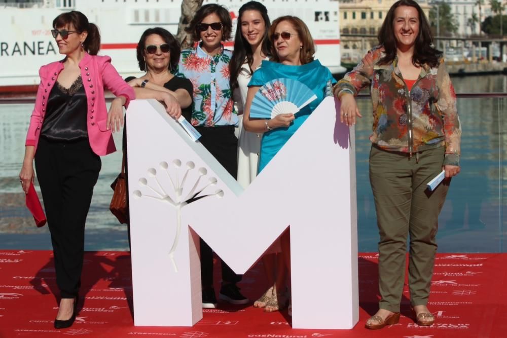 El elenco de la cinta, que concursa en la Sección Oficial, posa para los medios en el Muelle Uno con su directora Marta Díaz al frente.