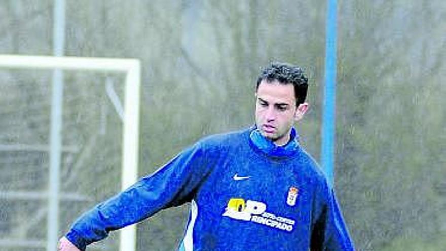 Miguel lleva el balón en un momento del entrenamiento de ayer.