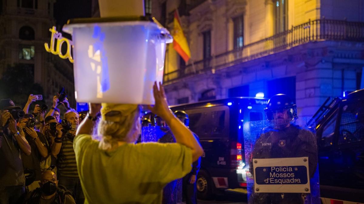 Manifestación convocada por CDR por el 1-O en Barcelona, delante de la Jefatura de Via Laietana.