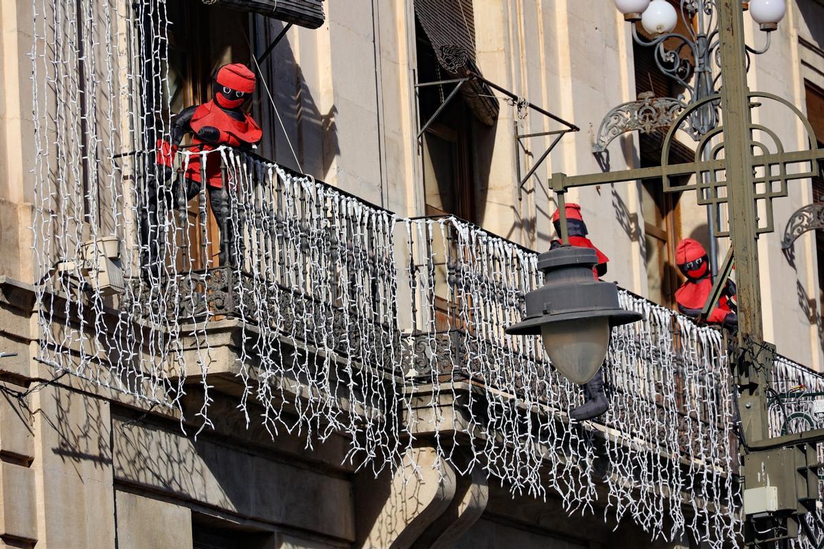 Los pajes negros decoran las fachadas de Alcoy
