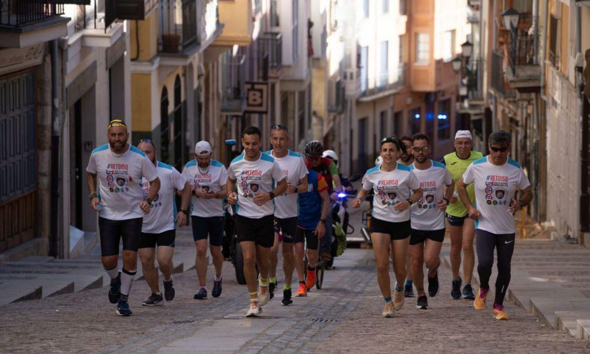 Corredores subiendo la cuesta de Balborraz en su llegada a la Plaza Mayor. | Jose Luis Fernández