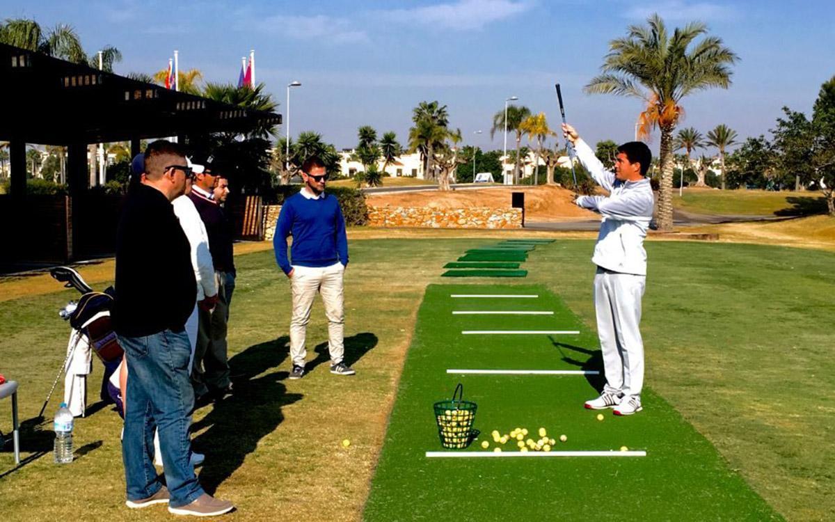 Alumnos de las últimas ediciones del curso de iniciación al golf