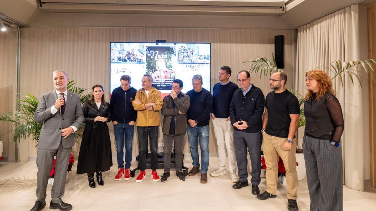 El alcalde Collboni, la teniente de alcalde Laia Bonet y la directora general de BSM, Marta Labata, con los representantes del Balcón Gastronómico del Port Olímpic