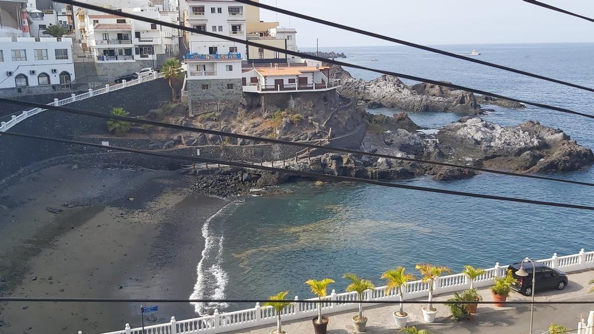 Mancha de basura en la orilla de Playa Chica.