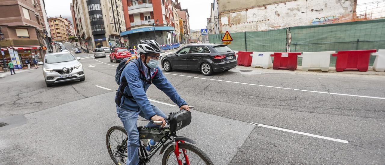 Un ciclista pasando junto a las obras de Nicolás Soria.