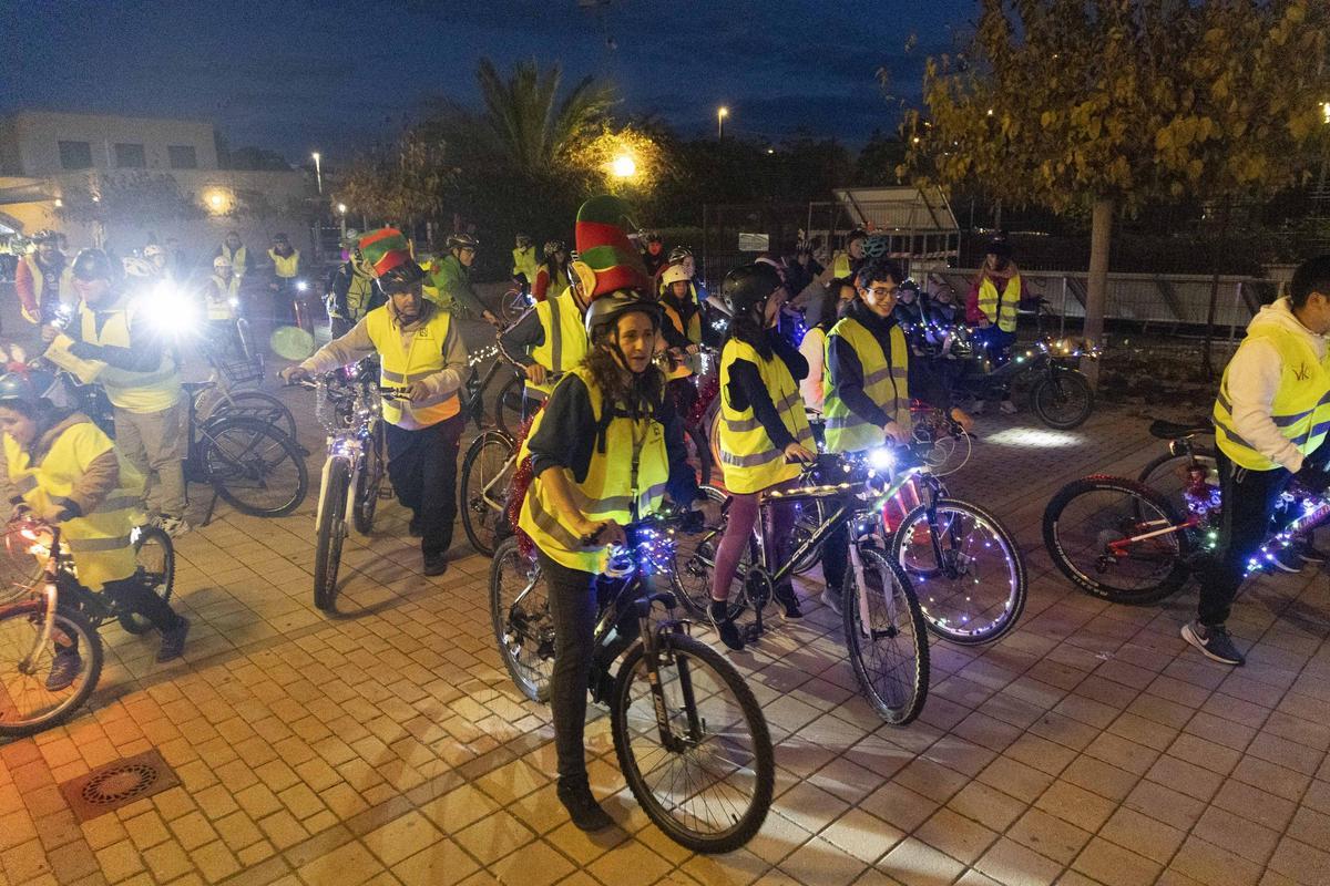 El "Bicillum" toma las calles de Elche una nueva Navidad El "Bicillum" toma las calles de Elche una nueva Navidad
