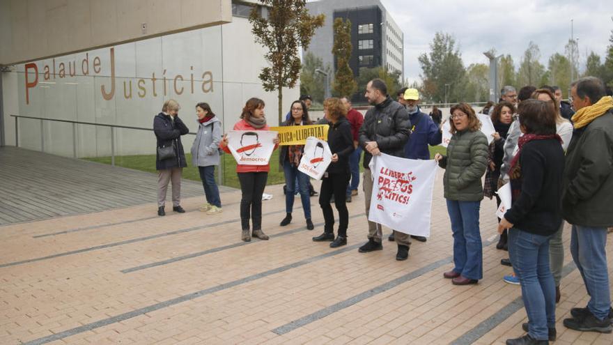 La concentració en suport al detingut pels aldarulls en una manifestació a Girona