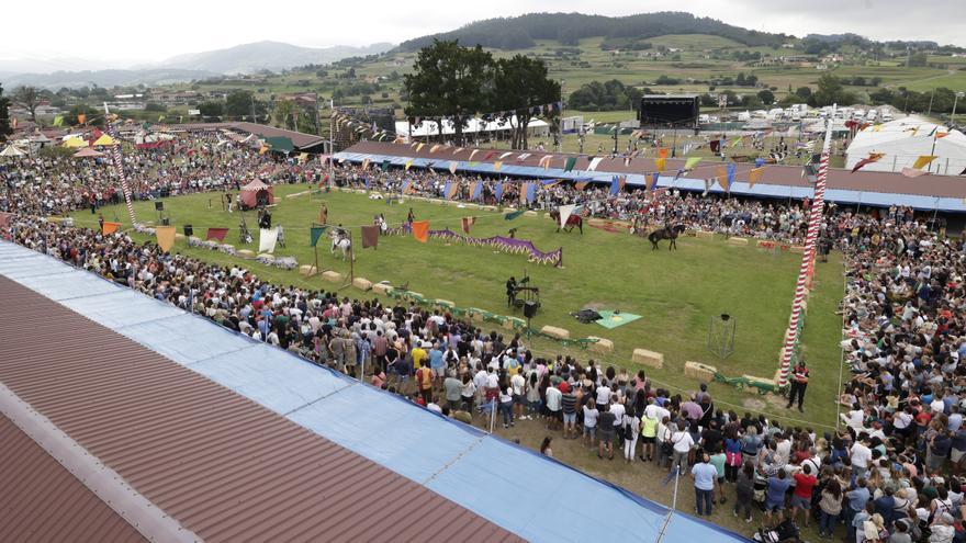 Llanera repite éxito: miles de personas abarrotan el ferial para ver los torneos medievales de Exconxuraos