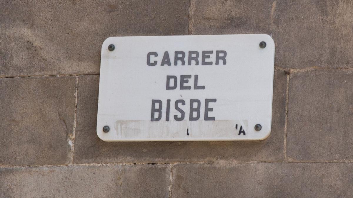 Calle del Bisbe. El franquismo se la dedicó al obispo Irurita, fusilado en Montcada, un religioso al que no perdonaron que se negara a enviar sacerdotes al funeral de Francesc Macià. En 1982 su nombre se maquilló y es simplemente la calle del Bisbe.