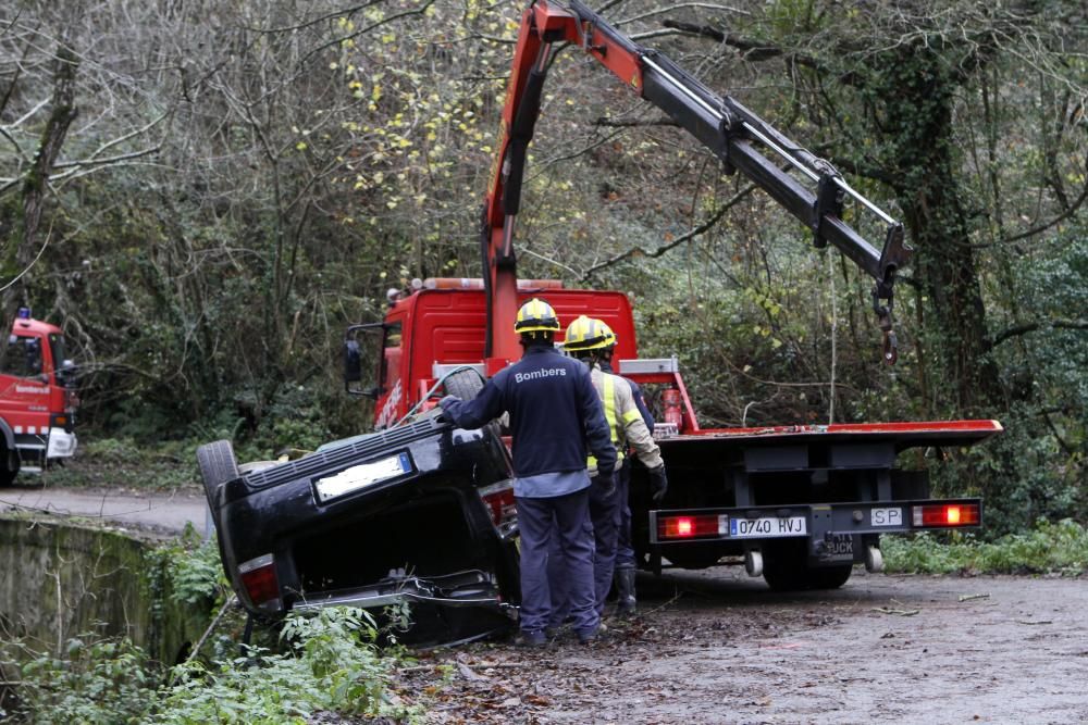 Retiren el vehicle accidentat en una pista forestal de Susqueda