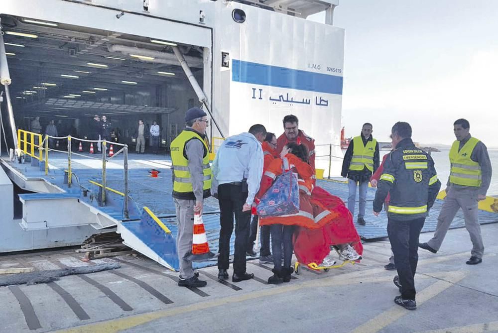 Llega a Alcúdia el ferry que transportará a los pasajeros que quedaban del barco incendiado