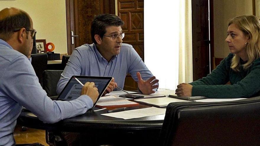 Jorge Rodríguez, Natàlia Enguix y Ricard Gallego, durante una reunión en los últimos días.