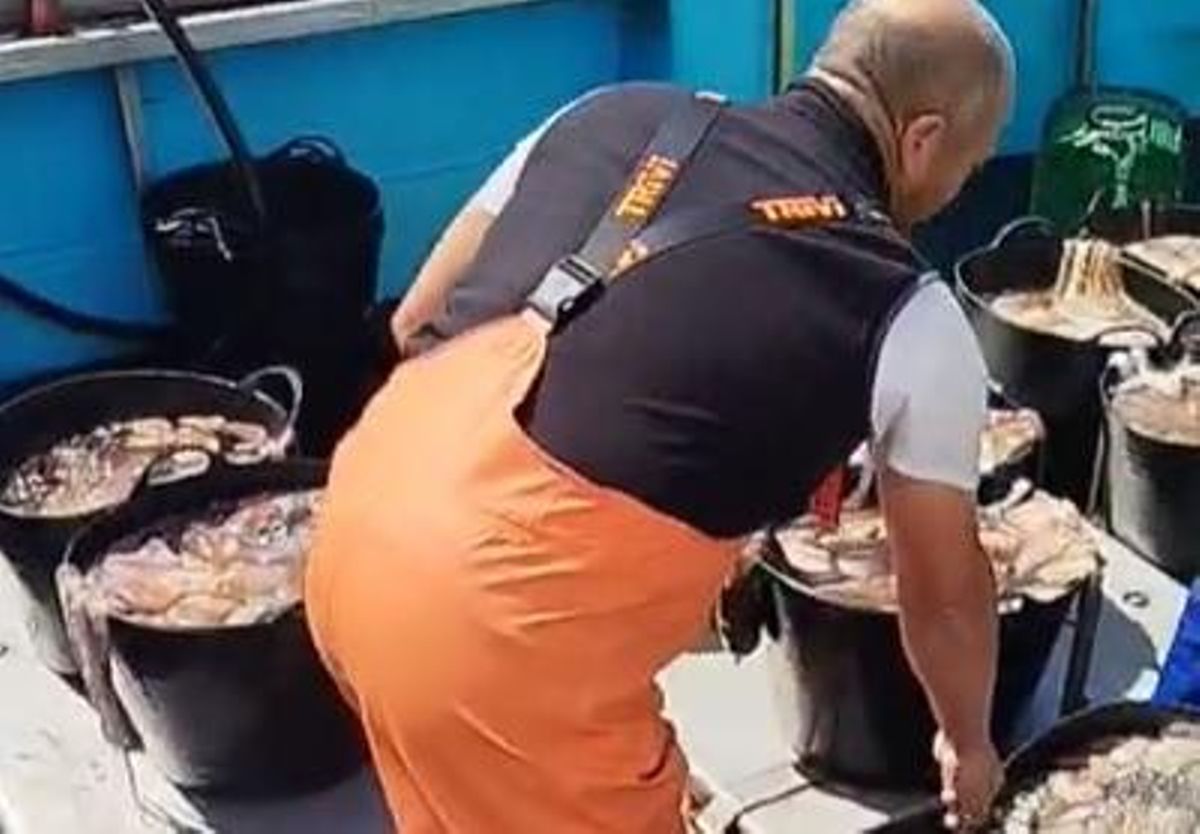Uno de los pescadores identificados por Gardacostas.