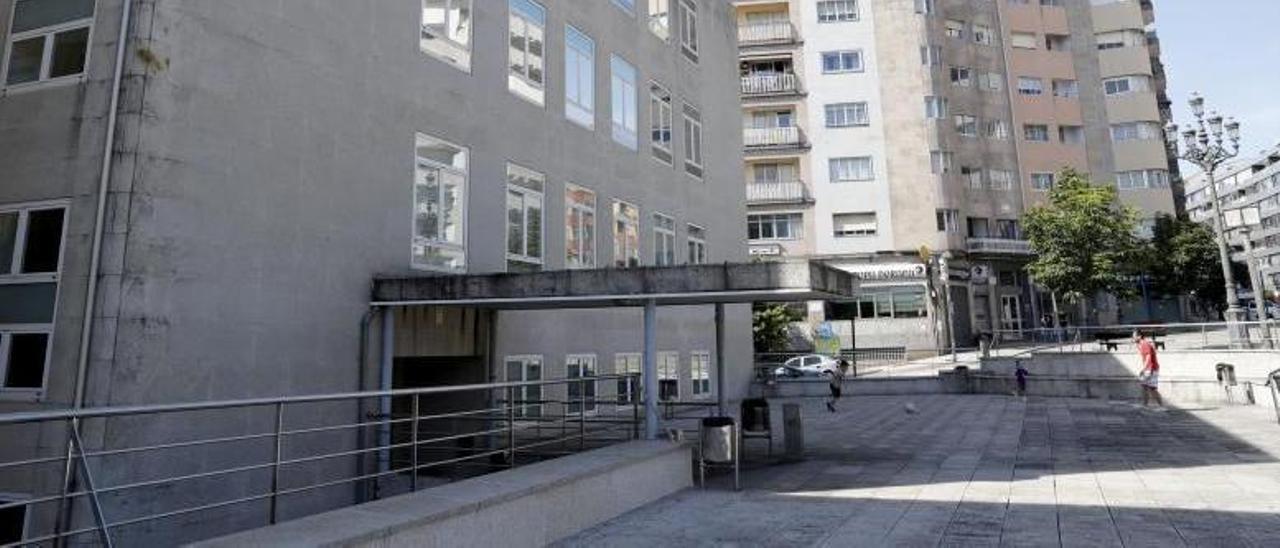 Terraza de acceso a la biblioteca de Torrecedeira.   | // J. LORES