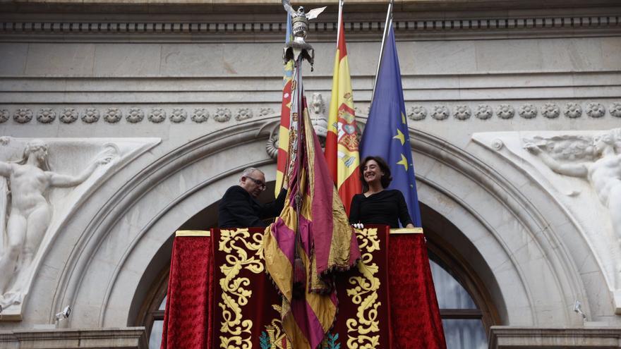 Así ha descendido la Senyera hasta las calles de València para dar inicio a la Procesión Cívica del 9 d'Octubre.