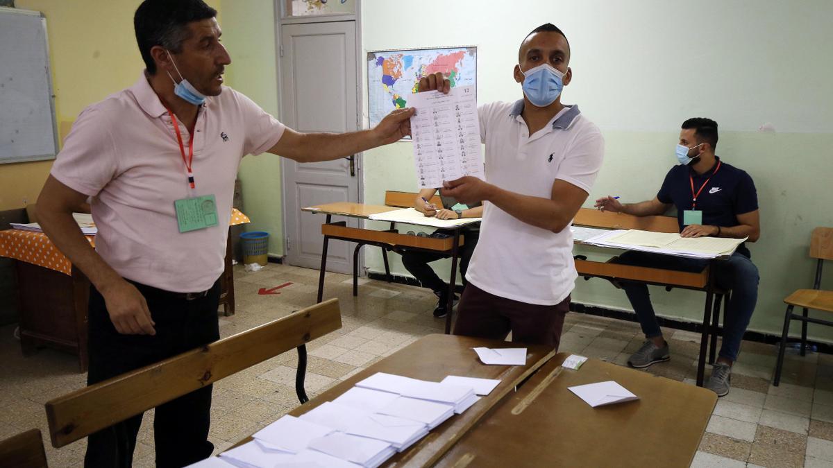 Dos oficiales electorales en un colegio de Argelia