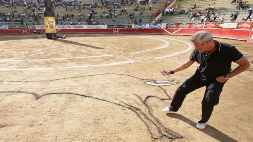 El artista Andrés Mérida plasma su arte en la plaza de toros de Guadalajara (México). efe