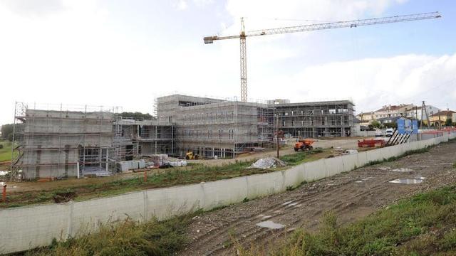El complejo sanitario se asienta sobre una parcela municipal en el Alto de Vales. | // BERNABÉ/JAVIER LALÍN