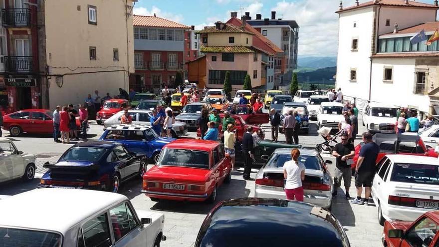 Un centenar de coches clásicos en Tineo