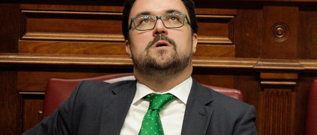 Asier Antona, en el pleno del Parlamento de Canarias.