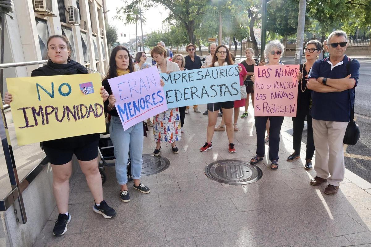 Personas esperan en la puerta del Palacio de Justicia de Murcia la llegada de los condenados por prostituir a menores.